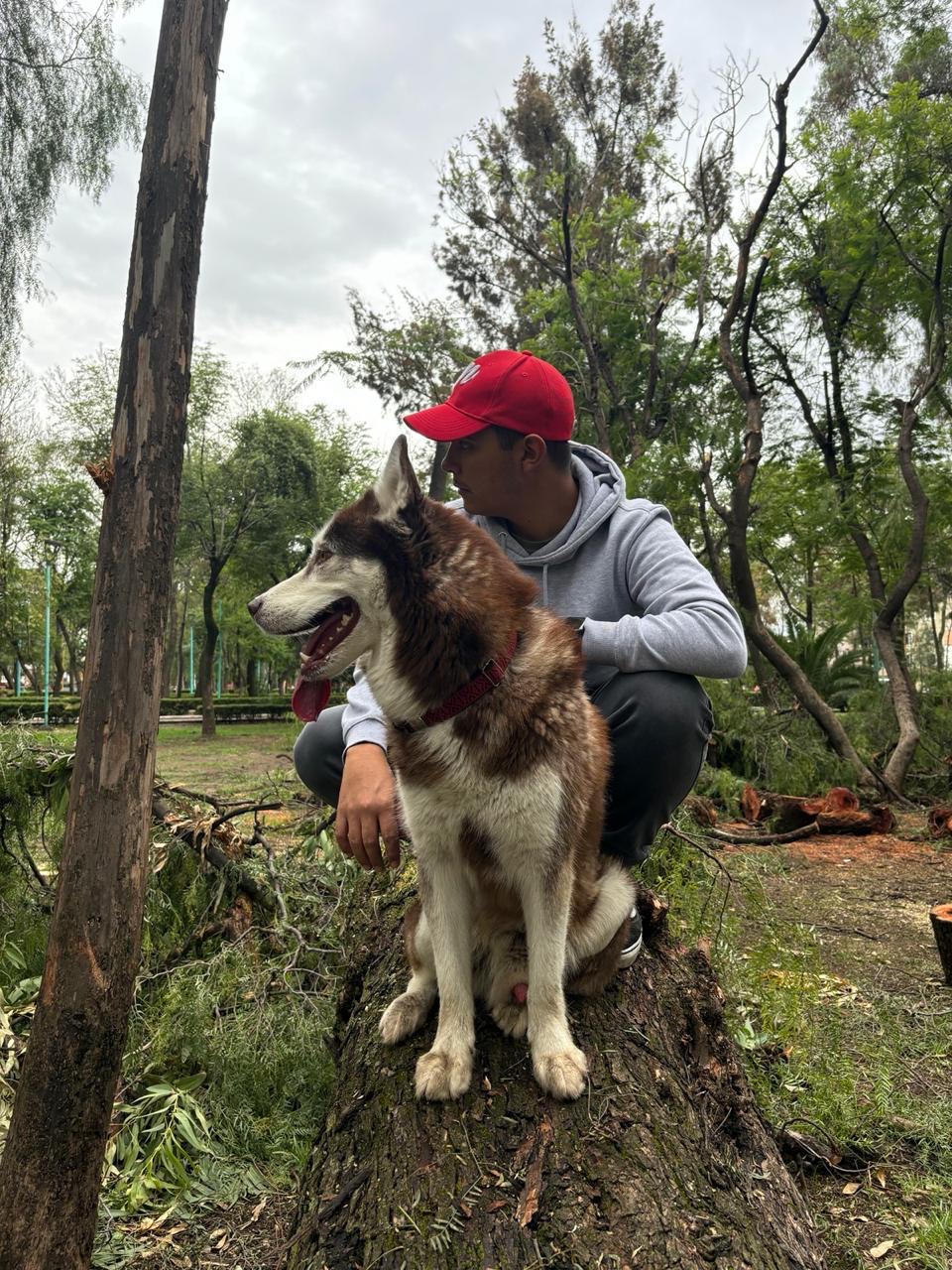 Erick Flores junto a un perro en un parque